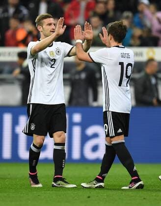 FUSSBALL INTERNATIONAL TESTSPIEL IN DER ALLIANZ ARENA MUENCHEN Deutschland - Italien 29.03.2016 Torjubel nach dem 3:0: Shkodran Mustafi (li) und Mario Goetze (re, beide Deutschland) 