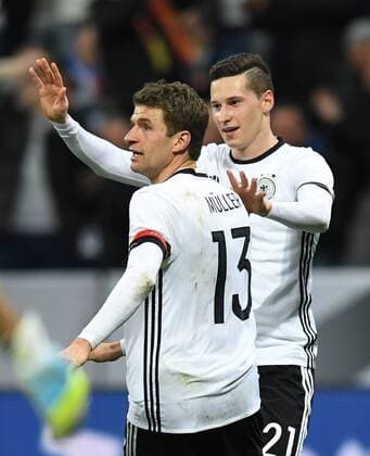 FUSSBALL INTERNATIONAL TESTSPIEL IN DER ALLIANZ ARENA MUENCHEN Deutschland - Italien 29.03.2016 Torjubel nach dem 3:0: Thomas Mueller und Julian Draxler (v.l., alle Deutschland) 