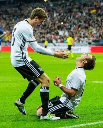 Dienstag 29.03.2016, Laenderspiel - Testspiel in Muenchen, Deutschland - Italien, bejubelt sein Tor zum 2 zu 0 Mario Goetze (Deutschland 19) mit Thomas Mueller (Deutschland 13) DeFodi507