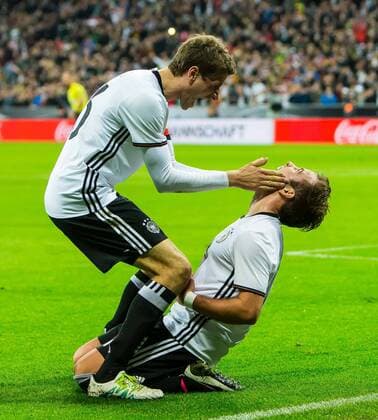 Fußball, Länderspiel, Deutschland - Italien Dienstag 29.03.2016, Laenderspiel - Testspiel in Muenchen, Deutschland - Italien, bejubelt sein Tor zum 2 zu 0 Mario Goetze (Deutschland 19) mit Thomas Mueller (Deutschland 13) DeFodi507