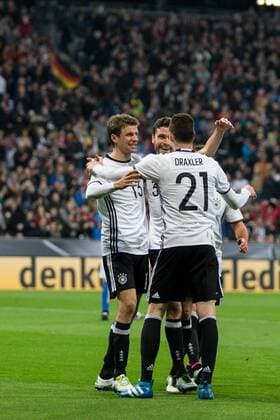 Fußball, Länderspiel, Deutschland - Italien Muenchen Kapitaen Thomas Mueller (GER 13), Jonas Hector (GER 3) und Julian Draxler (GER 21) beim Torjubel nach dem Treffer zum 3:0 beim Freundschaftsspiel zwischen Deutschland und Italien am 29.03.2016, Copyright: Schueler Eibner-Pressefoto EP_JSE