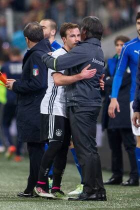 Fußball, Länderspiel, Deutschland - Italien Muenchen Mario Goetze (GER 19) mit Bundestrainer Joachim Jogi Loew beim Freundschaftsspiel zwischen Deutschland und Italien am 29.03.2016, Copyright: Schueler Eibner-Pressefoto EP_JSE