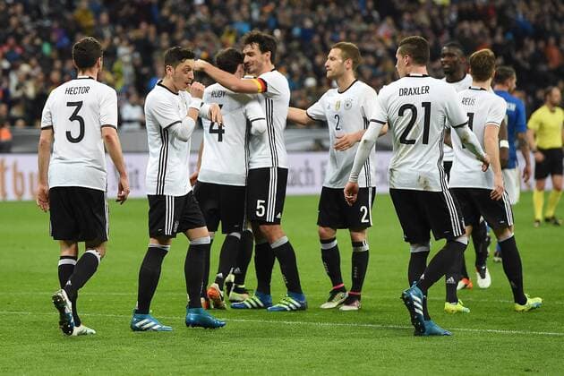 Fußball Länderspiel Deutschland - Italien am 29.03.2016 in der Allianz Arena in München Torjubel zum 4:0 durch Mesut Özil ( Deutschland ) xRx