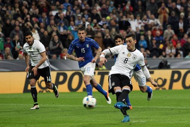 Mesu Ozil scores goal 3-0 on penalty. Gol rigore Munich 29-03-2016 Allianz Arena Football Calcio Friendly match Germany - Italy Germania - Italia Nationalteam Länderspiel lucaxpagliaricci