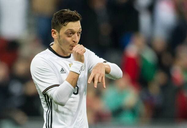 Muenchen Mesut Oezil (GER 8) beim Schnuller - Baby Torjubel nach dem Treffer zum 4:0 beim Freundschaftsspiel zwischen Deutschland und Italien am 29.03.2016, Copyright: Schueler Eibner-Pressefoto EP_JSE