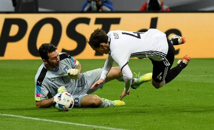 Fußball, Länderspiel, Deutschland - Italien 29.03.2016, xjhx, Fussball Testspiel, Deutschland - Italien, emspor v.l. Gianluigi Buffon (Italien), Sebastian Rudy (Deutsche Fussball Nationalmannschaft DFB)
