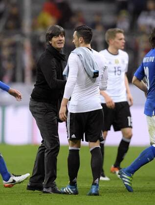 29.03.2016, Fussball Nationalmannschaft, Freundschaftsspiel Deutschland - Italien, in der Allianz-Arena München. v.li: Trainer Joachim Löw (Deutschland) shakehands nch dem Spiel mit Mesut Özil (Deutschland). 
