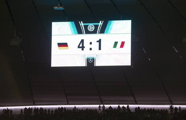 Feature - Die Anzeigentafel mit dem Spielendstand 4-1. Fussball Laenderspiel: Deutschland - Italien in Muenchen, Deutschland am 29.03.2016,