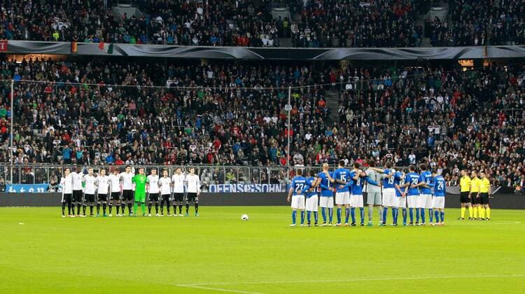 GER, Länderspiel, Deutschland vs Italien 29.03.16, München, Allianz Arena, GER, Länderspiel, Freundschaftsspiel, Nationalteams, Deutschland vs Italien im Bild Schweigeminute vor dem Spiel - diese gilt dem verstorbenen Johan Cruyff