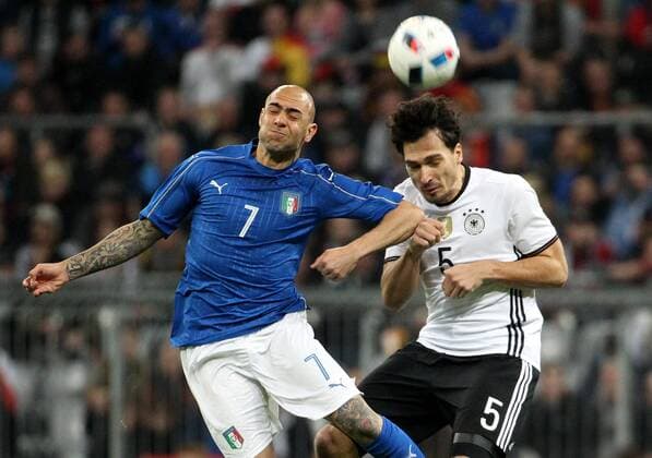 Fußball, Länderspiel, Deutschland - Italien GER, Länderspiel, Deutschland vs Italien 29.03.16, München, Allianz Arena, GER, Länderspiel, Freundschaftsspiel, Nationalteams, Deutschland vs Italien im Bild Mats Hummels (Deutschland) gegen Simone Zaza (Italien)