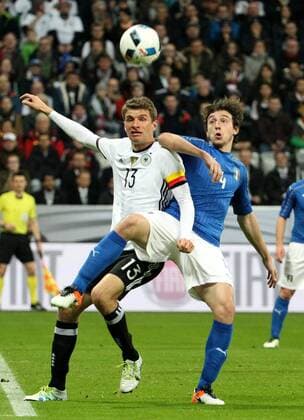 Fußball, Länderspiel, Deutschland - Italien GER, Länderspiel, Deutschland vs Italien 29.03.16, München, Allianz Arena, GER, Länderspiel, Freundschaftsspiel, Nationalteams, Deutschland vs Italien im Bild Thomas Müller (Deutschland) gegen Matteo Darmian (Italien)