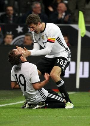 Fußball, Länderspiel, Deutschland - Italien GER, Länderspiel, Deutschland vs Italien 29.03.16, München, Allianz Arena, GER, Länderspiel, Freundschaftsspiel, Nationalteams, Deutschland vs Italien im Bild Torjubel Mario Götze und Thomas Müller (Deutschland) nach dem Tor zum 2:0 durch Mario Götze