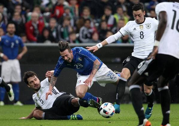 Fußball, Länderspiel, Deutschland - Italien GER, Länderspiel, Deutschland vs Italien 29.03.16, München, Allianz Arena, GER, Länderspiel, Freundschaftsspiel, Nationalteams, Deutschland vs Italien im Bild Mats Hummels und Mesut Özil (Deutschland) gegen Federico Bernardeschi (Italien)