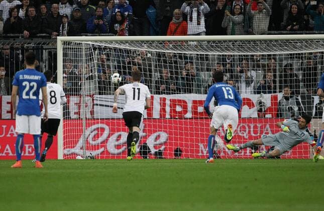 Fußball, Länderspiel, Deutschland - Italien GER, Länderspiel, Deutschland vs Italien 29.03.16, München, Allianz Arena, GER, Länderspiel, Freundschaftsspiel, Nationalteams, Deutschland vs Italien im Bild Tor zum 4:0 durch Mesut Özil (Deutschland) per Elfmeter, Torwart Gianluca Buffon (Italien) machtlos