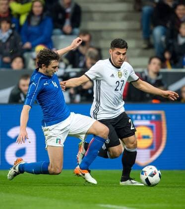 Fußball, Länderspiel, Deutschland - Italien 29. Maerz 2016: Muenchen, Allianz Arena: Fussball Testspiel: Deutschland - Italien: Kevin Volland (Deutschland) gegen Giacomo Bonaventura (Italien).