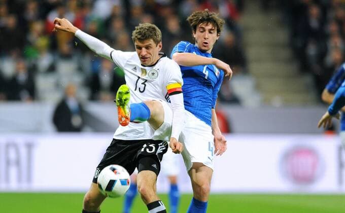 Fußball, Länderspiel, Deutschland - Italien Fussball, Deutschland, Herren, Fussball DFB Länderspiel Nationalteam zur Euro 2016, Allianz Arena München: Deutschland - Italien 4:1; Thomas Müller (GER), Matteo Darmian (ITA), Aktion.