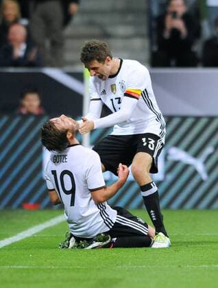 Fußball, Länderspiel, Deutschland - Italien Fussball, Deutschland, Herren, Fussball DFB Länderspiel Nationalteam zur Euro 2016, Allianz Arena München: Deutschland - Italien 4:1; Jubel Mario Götze (GER) nach seinem Tor zum 2:0, zusammen mit Thomas Müller (GER). Jubel, Freude, Aktion.