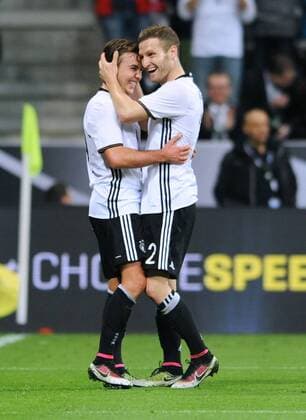 Fußball, Länderspiel, Deutschland - Italien Fussball, Deutschland, Herren, Fussball DFB Länderspiel Nationalteam zur Euro 2016, Allianz Arena München: Deutschland - Italien 4:1; Jubel Mario Götze (GER) nach seinem Tor zum 2:0, zusammen mit Shkodran Mustafi (GER). Jubel, Freude, Aktion.