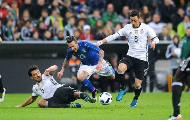 Fußball, Länderspiel, Deutschland - Italien Fussball, Deutschland, Herren, Fussball DFB Länderspiel Nationalteam zur Euro 2016, Allianz Arena München: Deutschland - Italien 4:1; Mats Hummels (GER), Federico Bernardeschi (ITA), Mesut Özil (GER), Aktion.