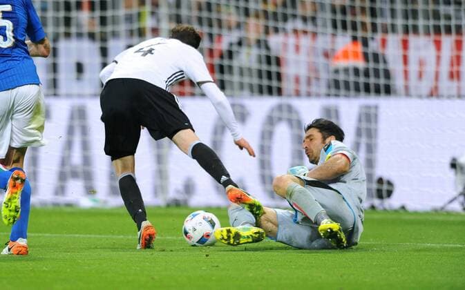 Fußball, Länderspiel, Deutschland - Italien Fussball, Deutschland, Herren, Fussball DFB Länderspiel Nationalteam zur Euro 2016, Allianz Arena München: Deutschland - Italien 4:1; Foul Gianluigi Buffon (ITA) an Sebastian Rudy (GER), daneben Francesco Acerbi (ITA), Aktion, Elfmeter.