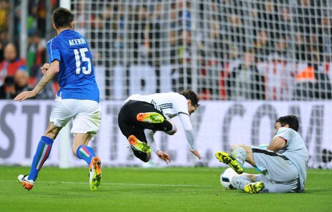 Fußball, Länderspiel, Deutschland - Italien Fussball, Deutschland, Herren, Fussball DFB Länderspiel Nationalteam zur Euro 2016, Allianz Arena München: Deutschland - Italien 4:1; Foul Gianluigi Buffon (ITA) an Sebastian Rudy (GER), daneben Francesco Acerbi (ITA), Aktion, Elfmeter.