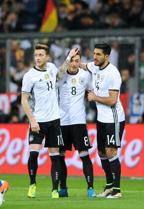 Fußball, Länderspiel, Deutschland - Italien Fussball, Deutschland, Herren, Fussball DFB Länderspiel Nationalteam zur Euro 2016, Allianz Arena München: Deutschland - Italien 4:1; Jubel Mesut Özil (GER) nach seinem Elfmeter Tor zum 4:0, zusammen mit Marco Reus (GER) und Emre Can (GER). Jubel, Freude, Aktion.