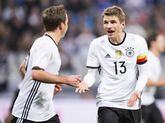 München, 29.03.2016, Allianz Arena Thomas Müller (Deutschland) meckert mit Mario Götze (Deutschland) Deutschland - Italien mm