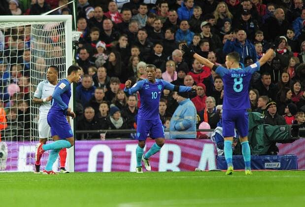 Football - 2015 2016 International Friendly Länderspiel Nationalteam - England vs. Netherlands Luciano Narsingh of Holland celebrates scoring the winning goal with team mates Georginio Wijnaldum and Ibrahim Afellay (8) at Wembley. COLORSPORT ANDREW COWIE 