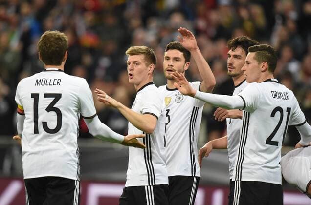 Fußball-Länderspiel: Deutschland - Italien in München 29.03.2016. Jubel Deut. Mannschaft nach dem 1:0. V.l: Müller, Torschütze Kroos, Hector, Hummels und Draxler. HM