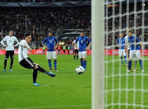 Fußball-Länderspiel: Deutschland - Italien in München 29.03.2016. Elfmetertor zum 4:0 durch Mesut Özil. HM
