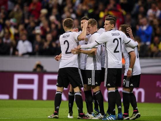LÄNDERSPIEL DEUTSCHLAND - ITALIEN IN MÜNCHEN 29 03 2016 - München: Das Länderspiel zwischen Deutschland und Italien am 29. März 2016 in der Münchner Allianz Arena. Die Mannschaft jubelt mit Toni Kroos 18 (Deutschland) über den Treffer. _________________