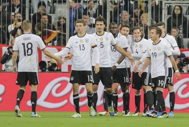 Jonas HECTOR, DFB 3 Torjubel, Jubel nach dem Tor zum 2-0 mit Thomas MUELLER, DFB 13 Julian DRAXLER, DFB 21 Mario GOETZE, DFB 19 Antonio RUEDIGER, DFB 16 Mats HUMMELS, DFB 5 Toni KROOS, DFB 18 Sebastian RUDY, DFB 4 Antonio RUEDIGER, DFB 16 DEUTSCHLAND - ITALIEN (4 -1 ) Freundschaftsspiel, friendly match, Deutsche Fussball Nationalmannschaft, DFB am 29.03.2016 in Muenchen.