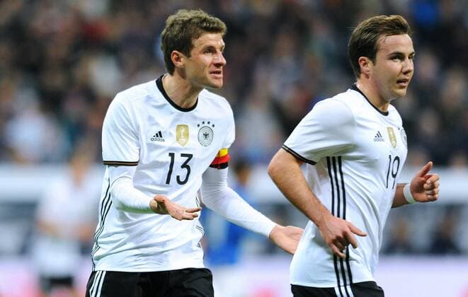 Fussball, Deutschland, Herren, Fussball DFB Länderspiel Nationalteam zur Euro 2016, Allianz Arena München: Deutschland - Italien 4:1; Thomas Müller (GER), Mario Götze (GER), Aktion.