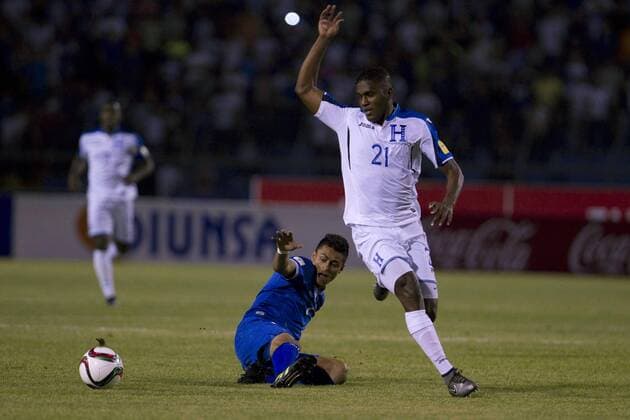 Brayan Beckeles (R) of Honduras in action against Darwin Ceren (L) of El Salvador during the FIFA World Cup WM Weltmeisterschaft Fussball 2018 Qualification soccer match between Honduras and El Salvador at the Estadio Olímpico in San Pedro Sula, Honduras, 29 March 2016. Honduras vs El Salvador !ACHTUNG: NUR REDAKTIONELLE NUTZUNG!  TEG2001 20160330-635949098637138275