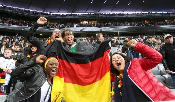 Vier junge Zuschauer mit einer deutschen Fahne begeistert vom Spiel Deutschland - Italien Freundschaftsspiel ,Fussball, Nationalmannschaft, DFB, 2016, Fußball, Fussball, soccer, Herren, Männer, Maenner, Deutschland, Germany, Ergebnis Berlin, 29.3.2016