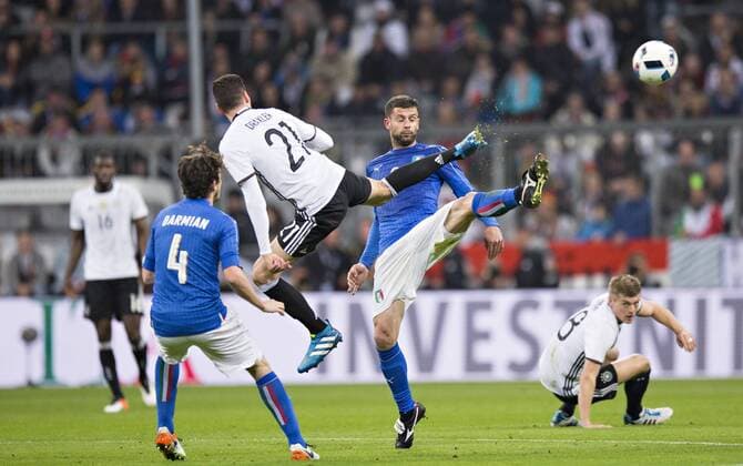 München, 29.03.2016, Allianz Arena Julian Draxler (Deutschland), Thiago Motta (Italien) Deutschland - Italien mm