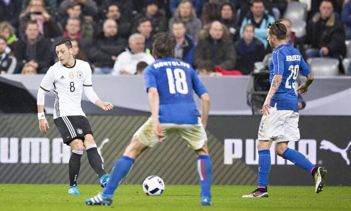 München, 29.03.2016, Allianz Arena Pass von Mesut Özil (Deutschland) Deutschland - Italien mm
