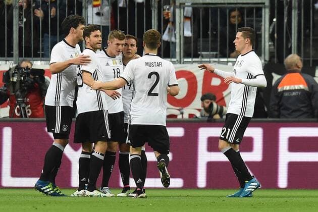 Fußball Länderspiel Deutschland - Italien am 29.03.2016 in der Allianz Arena in München Torjubel zum 1:0 durch Toni Kroos ( Deutschland ) xRx