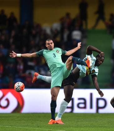 LEIRIA, March 29, 2016 -- Portugal s Pepe (L) vies with Belgium s Lukaku during a friendly soccer match betweem Portugal and Belgium in preparation for Euro 2016 in France at Leiria Municipal Stadium, Portugal, on March 29, 2016. Portugal won 2-1. ) (SP)PORTUGAL-LEIRIA-SOCCER-PORTUGAL VS BELGIUM ZhangxLiyun 