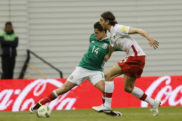 Javier Hernandez (L) of Mexico against Dejan Jakovic (R) of Canada during their FIFA World Cup WM Weltmeisterschaft Fussball 2018 Qualification soccer match at Azteca stadium in Mexico City, Mexico, 29 March 2016. MEXICO VS. CANADA !ACHTUNG: NUR REDAKTIONELLE NUTZUNG!  MEX50 20160330-635949170661231348