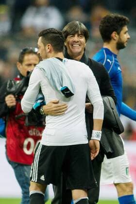 Muenchen Bundestrainer Joachim Jogi Loew mit Mesut Oezil (GER 8) nach dem Freundschaftsspiel zwischen Deutschland und Italien am 29.03.2016, Copyright: Schueler Eibner-Pressefoto EP_JSE