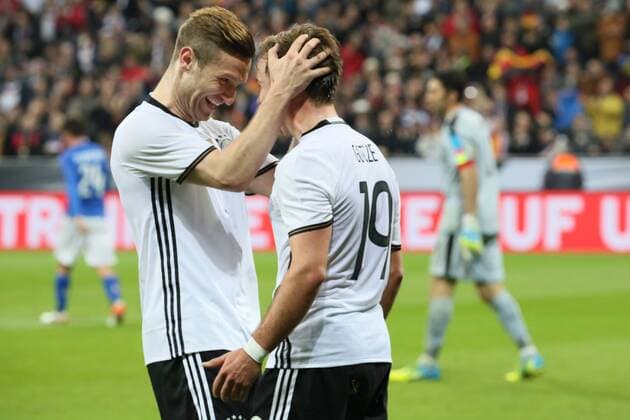 Torjubel Mario Götze (D) beim 2:0 mit Shkodran Mustafi - Deutschland vs. Italien, Allianz Arena München
