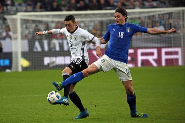 Mesut Özil (D) gegen Ricardo Montolivo (ITA) - Deutschland vs. Italien, Allianz Arena München