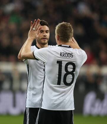 München, Fussball, Soccer, DFB, Länderspiel, Testspiel, Freundschaftsspiel, Deutschland - Italien, 29.03.2016, Allianzaren München, Jonas Hector, Toni Kroos,beide Deutschland, Torjubel