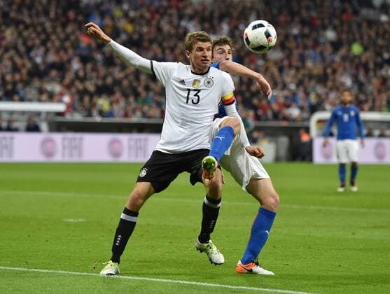 29.03.2016, Fussball Laenderspiel in Muenchen, Deutschland - Italien 4:1, Thomas Mueller, Thomas Müller (Deutschland), li., gegen Matteo Darmian (Italien)