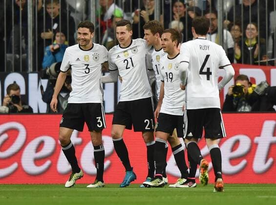 29.03.2016, Fussball Laenderspiel in Muenchen, Deutschland - Italien 4:1, Jubel Jonas Hector (Deutschland), Julian Draxler (Deutschland), Thomas Mueller, Thomas Müller (Deutschland), Mario Goetze, Mario Götze (Deutschland), Sebastian Rudy (Deutschland), v.li.