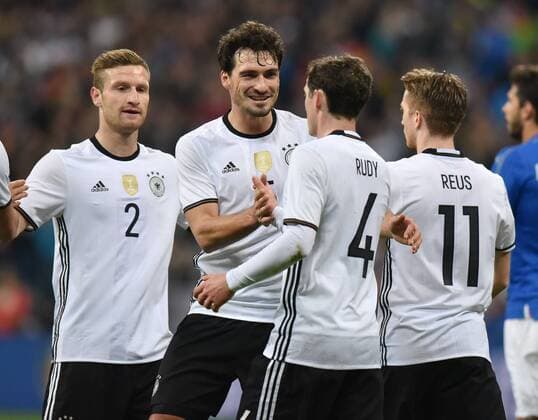 29.03.2016, Fussball Laenderspiel in Muenchen, Deutschland - Italien 4:1, Jubel Shkodran Mustafi (Deutschland), Mats Hummels (Deutschland), Sebastian Rudy (Deutschland), Marco Reus (Deutschland), v.li.