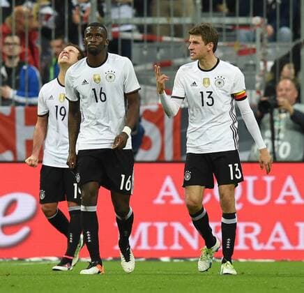 Fussball, Herren, Saison 2015 16, Länderspiel in München, Deutschland - Italien 4:1, v. l. Mario Götze (Deutschland), Antonio Rüdiger (Deutschland), Thomas Müller (Deutschland), 29.03.2016,
