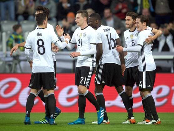 Fussball DFB München Muenchen 29.03.2016 Allianz Arena Laenderspiel Test EURO 2016 Deutschland geg Italien 4 : 1 vlnr Torjubel nach 3 : 0 vlnr Mesut OEZIL (ÖZIL) 8 GER Julian DRAXLER 21 GER Antonio RUEDIGER ( RÜDIGER ) 16 GER Jonas HECTOR 3 GER Torschuetze Sebastian RUDY 4 GER