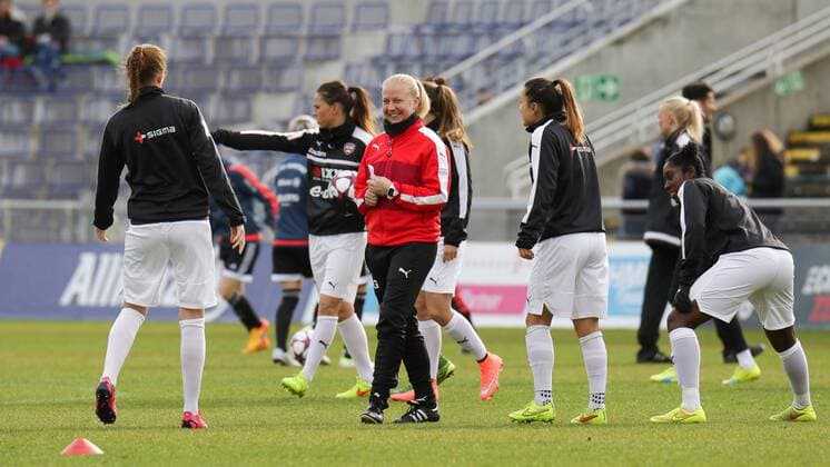 Die deutsche Trainerin Katja Greulich (Co-Trainerin, Rosengard) im Kreise ihrer schwedischen Spielerinnen, ausgebildete DFB Fußball-Lehrerin, Fussball, UEFA Women s Champions League, 1. FFC Frankfurt - FC Rosengard (Schweden), xozx